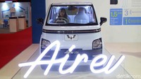 Wuling dengan kendaraan listriknya juga hadir dalam pameran ini.  
