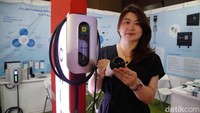 Seorang model menunjukan produk pengisian kendaraan listrik di China (Indonesia) Smart Transportation and New Energy Industry Expo.  