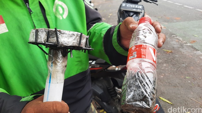 Ranjau paku disapu pakai magnet di Jl Gatsu dan Jl MT Haryono, Jakarta, 24 November 2023. (Annisa Aulia R/detikcom)