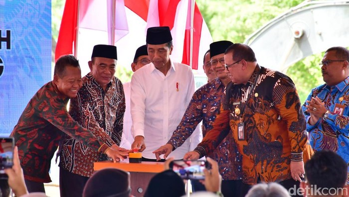 Presiden Joko Widodo menekan tombol pertanda peletakan batu pembangunan Rumah Sakit Muhammadiyah.