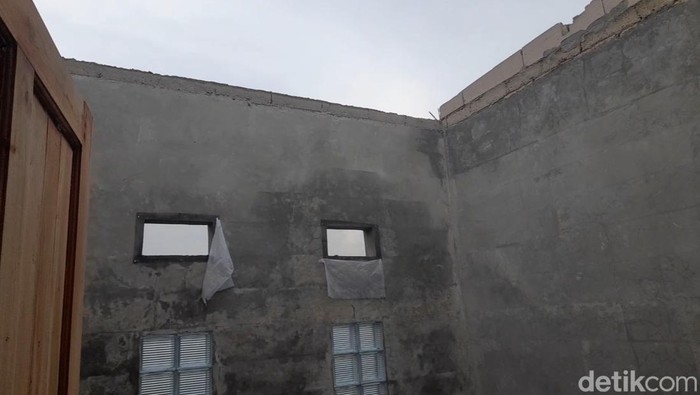 Rumah yang rusak akibat puting beliung di Sumedang, Jumat (24/11/2023).