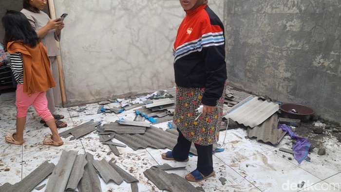 Rumah yang rusak akibat puting beliung di Sumedang, Jumat (24/11/2023).
