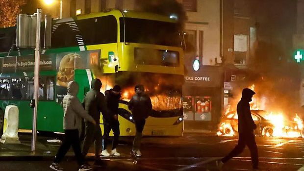 A bus burns during a demonstration following a suspected stabbing that left few children injured in Dublin, Ireland, November 23, 2023. REUTERS/Clodagh Kilcoyne Acquire Licensing Rights
