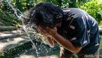Tak hanya menyegarkan, mata air yang berada di Desa Palaes ini juga dipercaya dapat menyembuhkan penyakit. 