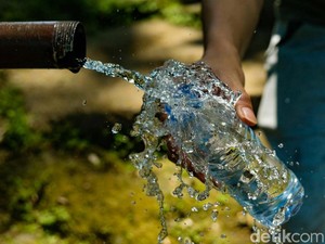 Segarnya Mata Air Desa Palaes, Tak Pernah Kering & Bisa Langsung Diminum