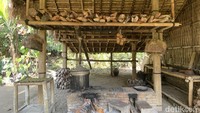 Di dapur inilah arak khas Samsara di produksi. Masih dengan cara yang tradisional. Nantinya air nira akan didestilasi menggunakan bambu hingga nantinya menjadi arak dengan kadar alkohol yang berbeda-beda.