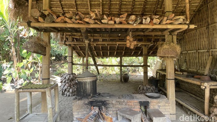 Tak hanya berkeliling museum dan mempelajari siklus hidup manusia Bali. Di Samsara Living Museum traveler bisa mencicipi langsung arak khas Samsara. Gratis!