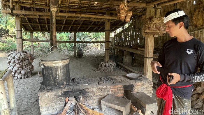 Tak hanya berkeliling museum dan mempelajari siklus hidup manusia Bali. Di Samsara Living Museum traveler bisa mencicipi langsung arak khas Samsara. Gratis!