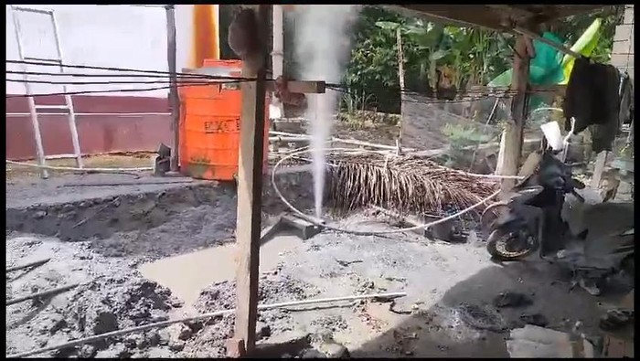 Warga di Kabupaten Pasangkayu, Sulawesi Barat (Sulbar) dibuat geger dengan semburan gas bercampur pasir saat membuat sumur bor.