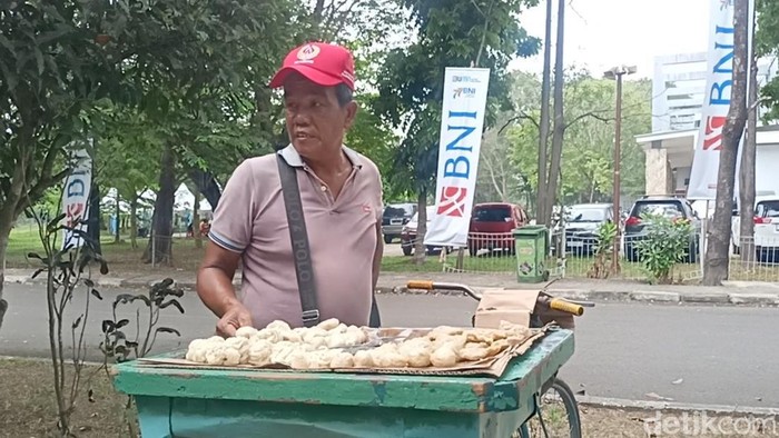 Seorang pedagang pempek cuan besar berjualan di sekitar GOR Dempo Palembang