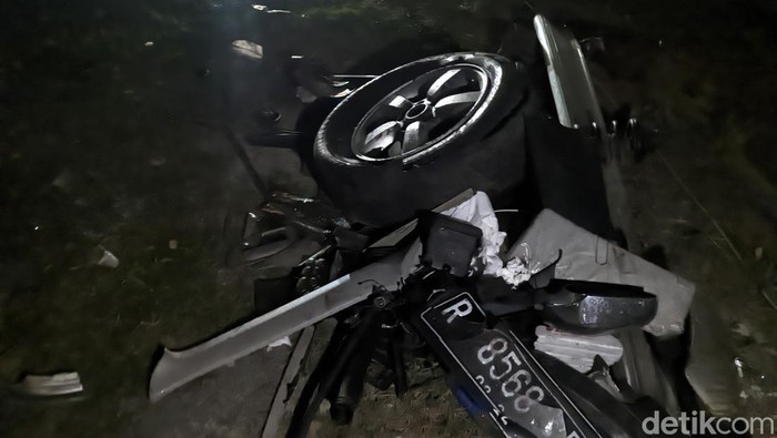Serpihan mobil yang menabrak truk di jalan Desa Geneng, Kecamatan Mijen, Kabupaten Demak, Kamis (23/11/2023).