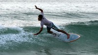 Pantai ini menjadi salah satu tempat yang cocok dan aman bagi peselancar pemula maupun profesional.