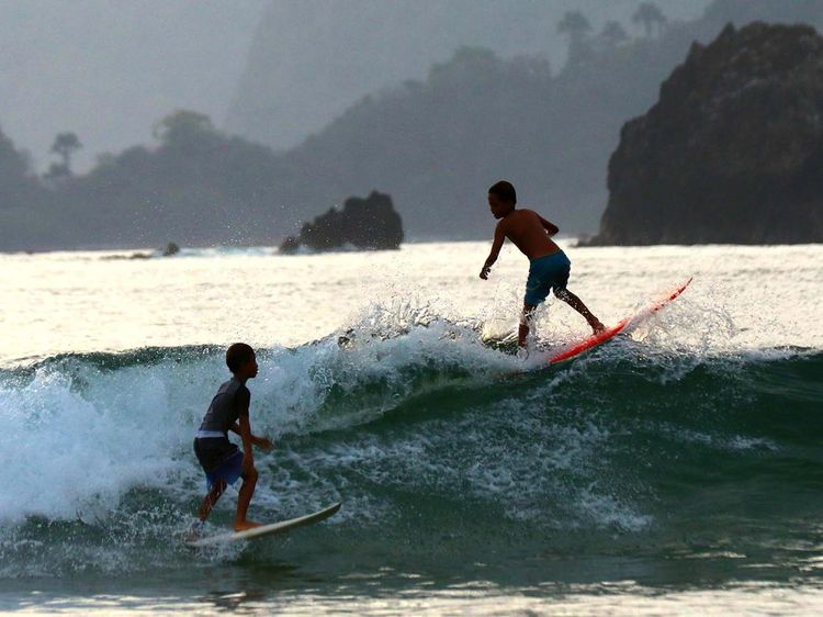 Serunya Berselancar di Pantai Pulau Merah Banyuwangi
