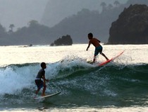 Serunya Berselancar di Pantai Pulau Merah Banyuwangi