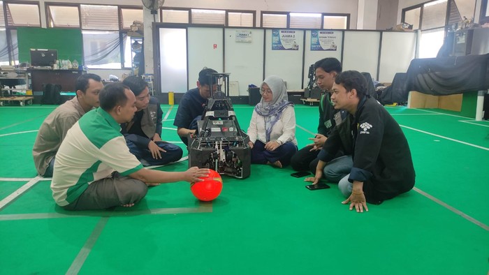 Sicobot, robot buatan mahasiswa PENS yang bisa jadi pelatih kiper