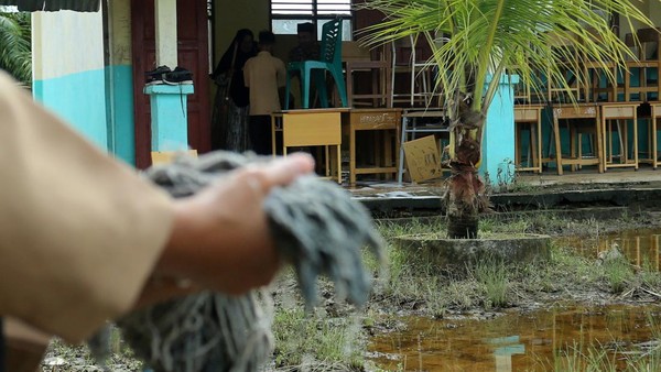 Siswa-Guru di Aceh Barat Gotong Royong Bersihkan Sekolah Pascabanjir