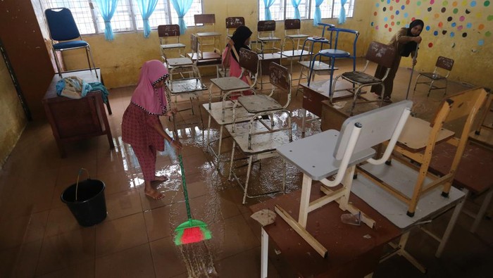 Siswa dan Guru di Aceh Barat Gotong Royong Bersihkan Sekolah Pascabanjir Sejumlah siswa didampingi gurunya membersihkan lumpur sisa banjir di ruang kelas Sekolah Dasar Negeri 7 Meulaboh Desa Leuhan, Johan Pahlawan, Aceh Barat, Aceh, Jumat (24/11/2023). Gotong royong membersihkan sekolah dari lumpur banjir tersebut dilakukan agar kegiatan belajar mengajar dapat segera berjalan normal. ANTARA FOTO/Syifa Yulinnas/rwa.