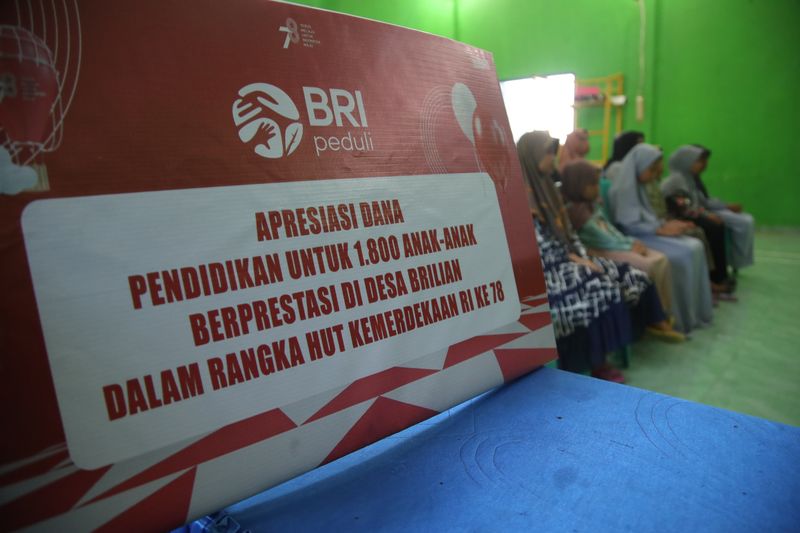 siswa SD tersebut menerima beasiswa senilai Rp 5 juta dari BRI. Selain itu, 10 anak tersebut ternyata mewakili 10 anak di Desa Tritiro lainnya yang juga berhak menerima beasiswa.