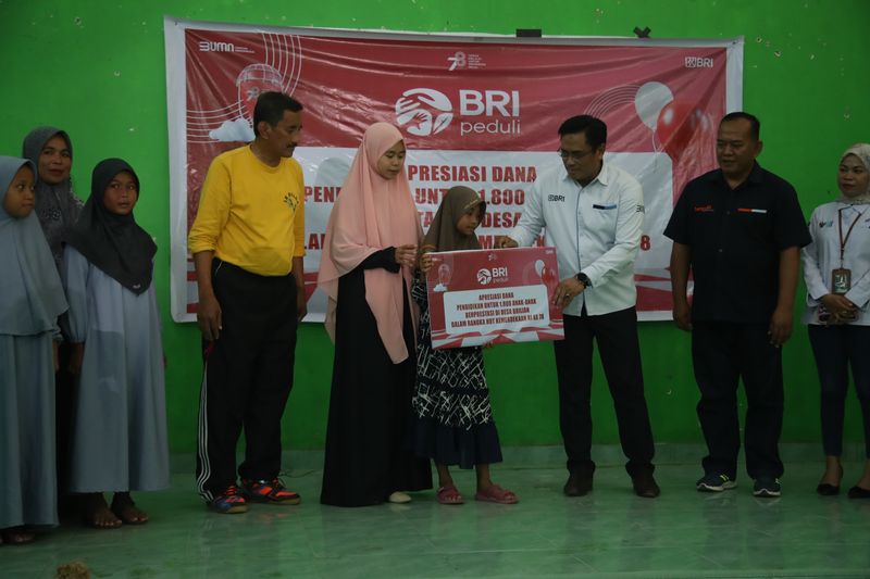 siswa SD tersebut menerima beasiswa senilai Rp 5 juta dari BRI. Selain itu, 10 anak tersebut ternyata mewakili 10 anak di Desa Tritiro lainnya yang juga berhak menerima beasiswa.