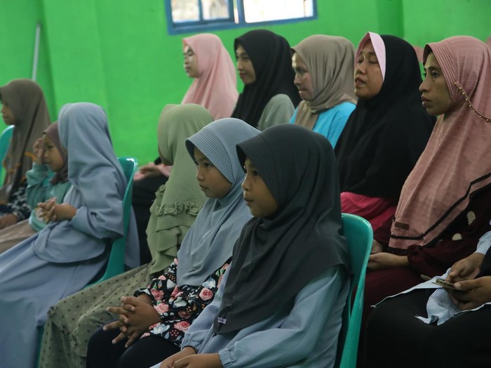 siswa SD tersebut menerima beasiswa senilai Rp 5 juta dari BRI. Selain itu, 10 anak tersebut ternyata mewakili 10 anak di Desa Tritiro lainnya yang juga berhak menerima beasiswa.