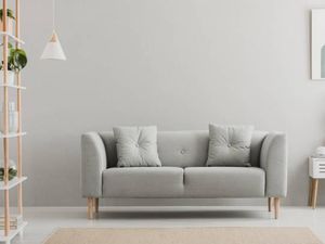 Nggak Perlu Vacuum Cleaner, Bersihkan Sofa Kotor Kamu Pakai Handuk Basah