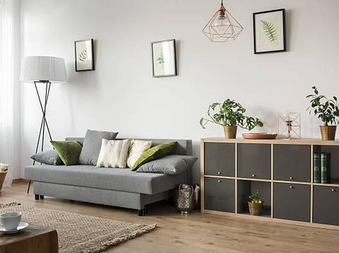 Sofa ruang tamu/Getty Images/iStockphoto/KatarzynaBialasiewicz