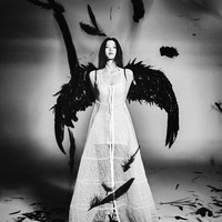 Sedangkan Kim Yoo Jung berperan sebagai Do Do Hee, pewaris konglomerat yang angkuh dan tidak percaya cinta. Foto: dok. ELLE Korea