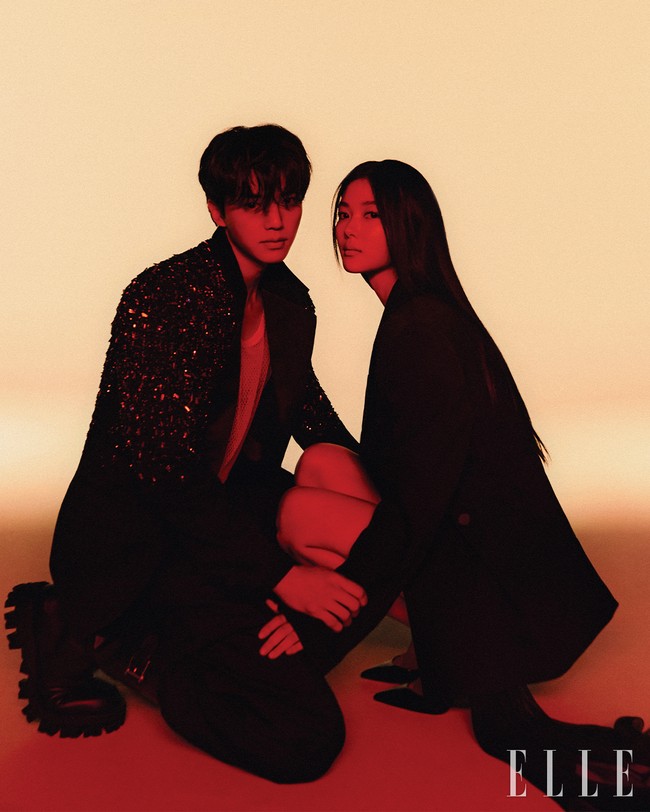 Perpaduan wajah Song Kang dan Kim Yoo Jung membuat penggemar mabok visual. Keduanya dikisahkan sebagai pasangan iblis dan manusia. Foto: dok. ELLE Korea