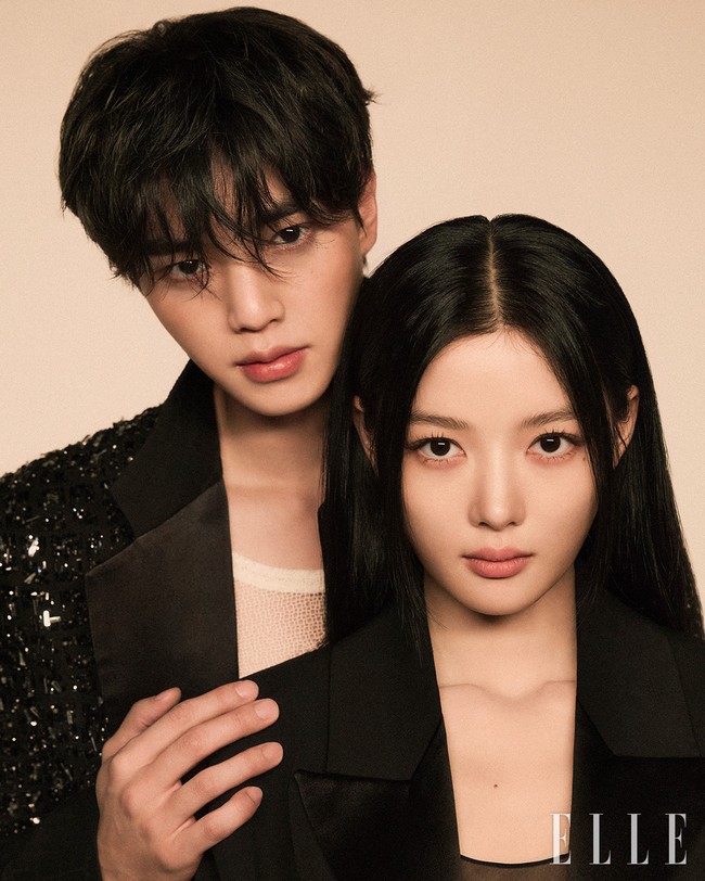 Song Kang dan Kim Yoo Jung menjalani pemotretan majalah menjelang penayangan drama Korea My Demon hari ini, Jumat (24/11/2023) di SBS dan Netflix. Foto: dok. ELLE Korea