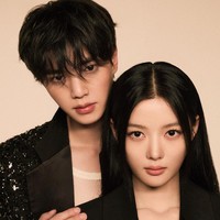 Song Kang dan Kim Yoo Jung menjalani pemotretan majalah menjelang penayangan drama Korea My Demon hari ini, Jumat (24/11/2023) di SBS dan Netflix. Foto: dok. ELLE Korea