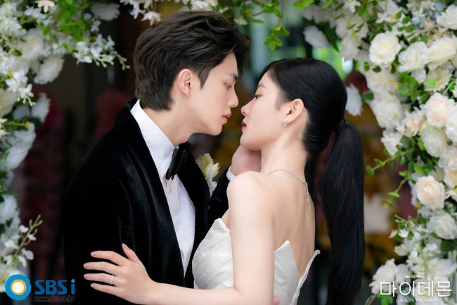 Song Kang bahkan dinilai semakin tampan setelah membintangi My Demon karena terlihat lebih tirus. Sampai-sampai disebut punya pesona bak aktor Thailand. Saat menghadiri konferensi pers, dia mengaku sengaja melakukan diet ketat. Foto: dok. SBS