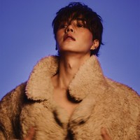 Song Kang berperan sebagai Jung Gu Won, iblis yang telah berkeliaran selama 200 tahun dan kehilangan kekuatannya setelah bertemu dengan Kim Yoo Jung. Foto: dok. ELLE Korea