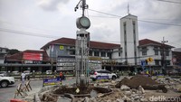 Pemerhati sejarah dan cagar budaya Tjahjana Indra Kusuma mengatakan secara kesejarahan, stadsklok tersebut dibangun secara bersamaan dalam paket pembangunan Gemeente atau Kotapraja Malang pada tahun 1926 bersamaan dengan pembangunan Balai Kota Malang.