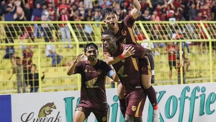 Striker PSM Makassar Adilson Silva merayakan gol yang dicetaknya ke gawang Persikabo 1973 di Stadion Gelora BJ Habibie, Parepare.