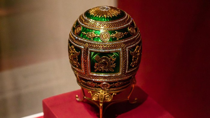 Barang antik telur Faberge.