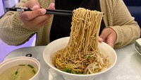 Tampilannya serupa bakmi Pontianak dengan topping lembaran daging sapi, fish cake, udang, bakso tahu, bakso sapi, dan ayam kecap. Penyempurnanya, lembaran tauge dan sawi rebus.
