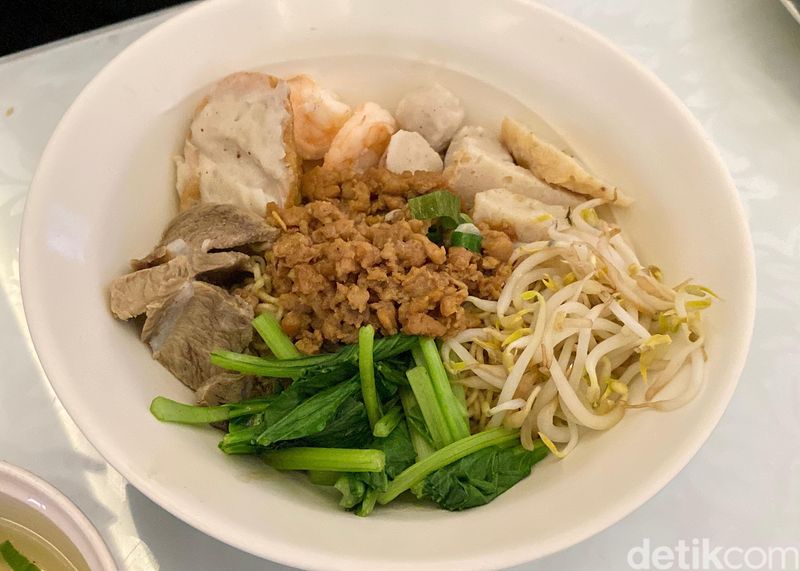 The Noodle Jet Cafe: Makan Mie Serasa di Pesawat, Dilayani 'Pramugari'!