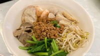 Salah satu yang wajib dicoba, Noodle Jet Special. Kamu bisa menikmatinya dalam paket C (Rp 59.500) sudah termasuk pangsit dan minuman.
