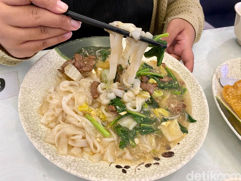 The Noodle Jet Cafe: Makan Mie Serasa di Pesawat, Dilayani 'Pramugari'!