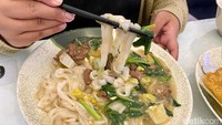 Kalau ini Kwetiau Siram Sapi yang lembut dan kenyal. Harganya Rp 38 ribu dengan irisan daging sapi yang besar dan empuk juicy.