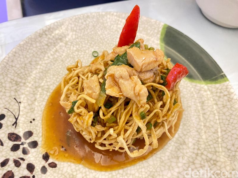 The Noodle Jet Cafe: Makan Mie Serasa di Pesawat, Dilayani 'Pramugari'!