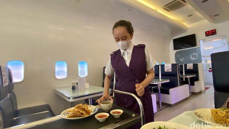 The Noodle Jet Cafe: Makan Mie Serasa di Pesawat, Dilayani 'Pramugari'!