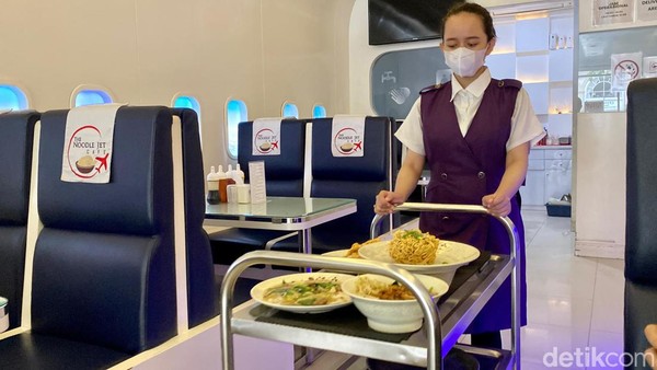 Seru! Di Sini Bisa Makan Mie Serasa di Pesawat Dilayani Pramugari