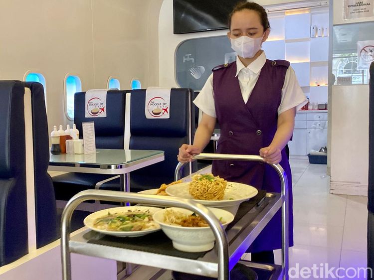 Seru! Di Sini Bisa Makan Mie Serasa di Pesawat Dilayani Pramugari