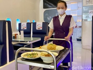 The Noodle Jet Cafe: Makan Mie Serasa di Pesawat, Dilayani Pramugari!