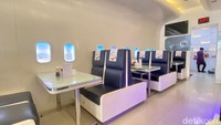 The Noodle Jet Cafe di Green Lake City hadirkan interior khas pesawat. Ada kursi-kursi, jendela dengan pemandangan sayap pesawat, hingga langit-langit yang diciptakan serasa di kabin.