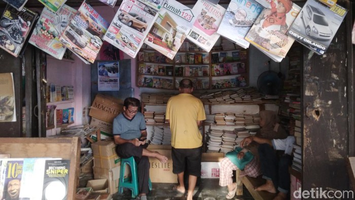 Toko buku bekas di Jalan Panjunan, Kota Cirebon.