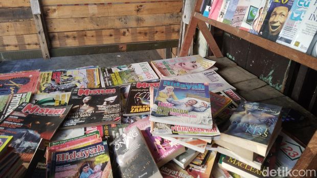 Toko buku bekas di Jalan Panjunan, Kota Cirebon.