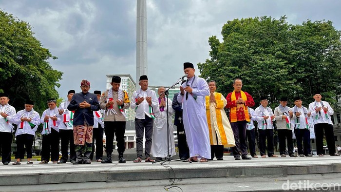 Tokoh lintas agama doa bersama di Bandung untuk Palestina.