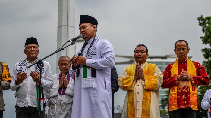 Tokoh Lintas Agama Gelar Doa Bersama untuk Palestina Tokoh lintas agama memberikan donasi usai mengikuti doa bersama untuk Palestina di Plaza Balai Kota, Bandung, Jawa Barat, Jumat (24/11/2023). Pemerintah Kota Bandung menggelar doa bersama dengan warga serta tokoh lintas agama dan melakukan penggalangan dana bagi warga terdampak konflik di Palestina. ANTARA FOTO/Raisan Al Farisi/nym.